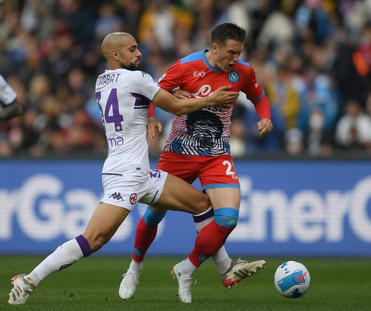 NAPLES, ITALY - APRIL 10: Piotr Zielinski of SSC Napoli is challenged by Sofyan Amrabat of Fiorentina during the Serie A match between SSC Napoli and ACF Fiorentina at Stadio Diego Armando Maradona on April 10, 2022 in Naples, Italy. (Photo by Francesco Pecoraro/Getty Images)