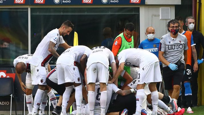 MILAN, ITALY - JULY 05: Musa Juwara of Bologna FC celebrates his goal with his team-mates during the Serie A match between FC Internazionale and Bologna FC at Stadio Giuseppe Meazza on July 5, 2020 in Milan, Italy. (Photo by Marco Luzzani/Getty Images) MILAN, ITALY - JULY 05: Musa Juwara of Bologna FC celebrates his goal with his team-mates during the Serie A match between FC Internazionale and Bologna FC at Stadio Giuseppe Meazza on July 5, 2020 in Milan, Italy. (Photo by Marco Luzzani/Getty Images)
