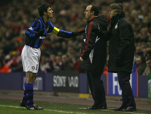 LIVERPOOL, UNITED KINGDOM - FEBRUARY 19: Inter Milan Manager Roberto Mancini gives instructions to Javier Zanetti as Liverpool Manager Rafael Benitez looks on during the UEFA Champions League First Knockout Round First Leg match between Liverpool and Inter Milan at Anfield on February 19, 2008 in Liverpool, England. (Photo by Clive Brunskill/Getty Images) LIVERPOOL, UNITED KINGDOM - FEBRUARY 19: Inter Milan Manager Roberto Mancini gives instructions to Javier Zanetti as Liverpool Manager Rafael Benitez looks on during the UEFA Champions League First Knockout Round First Leg match between Liverpool and Inter Milan at Anfield on February 19, 2008 in Liverpool, England. (Photo by Clive Brunskill/Getty Images)