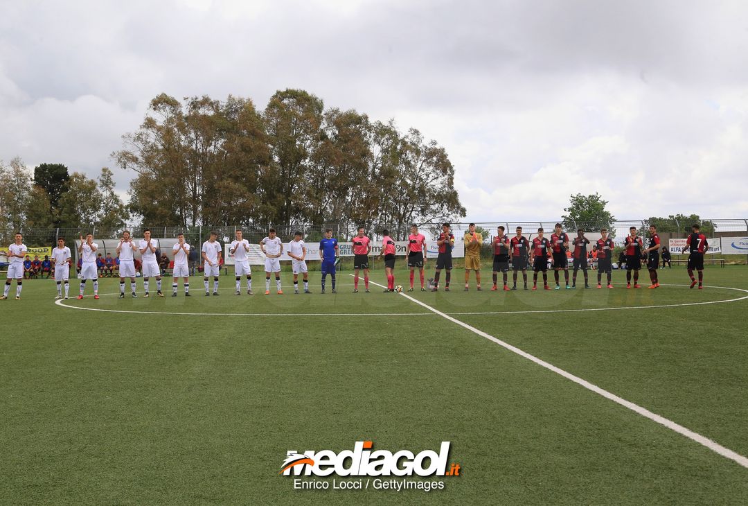  CAGLIARI, ITALY - MAY 05: The players line up at the start of the match during the Primavera 1 match between Cagliari Calcio U19 and US Citta di Palermo U19 at Stadio Renato Raccis on May 5, 20188.  (Photo by Enrico Locci/Getty Images) 