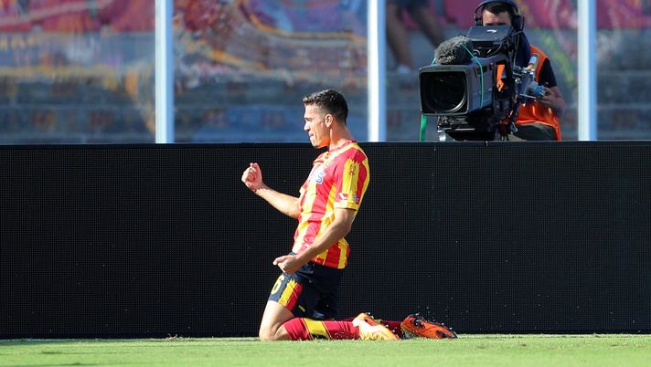 LECCE, ITALY - SEPTEMBER 11: Joan Gonzalez of US Lecce celebrates after scoring the 1-1 goal during the Serie A match between US Lecce and AC Monza at Stadio Via del Mare on September 11, 2022 in Lecce, Italy. (Photo by Maurizio Lagana/Getty Images) Calciomercato Napoli, il club azzurro punta Gonzalez per la mediana: scouting avviato - immagine 1