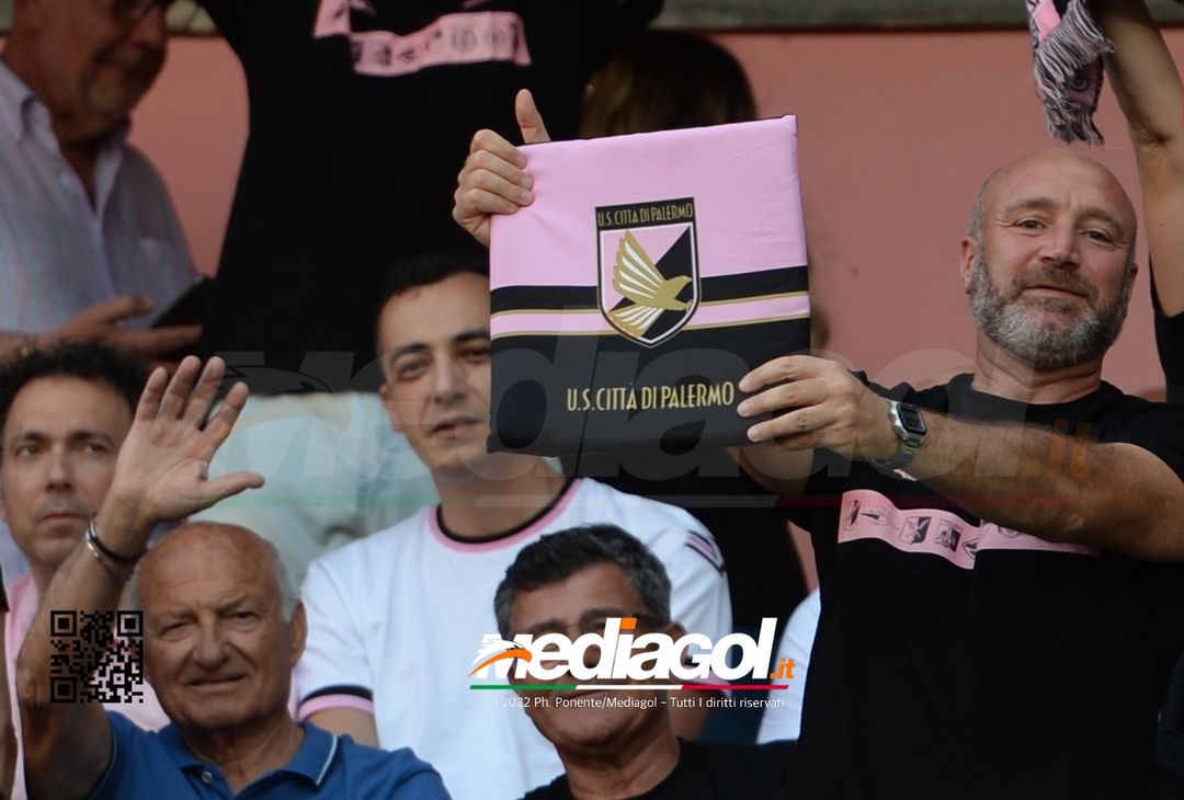Fototifo, facce da Serie B. I tifosi allo stadio per Palermo-Padova 1-0 - immagine 114
