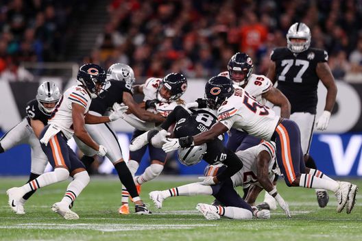 Oakland Raiders vs Chicago Bears (Photo by Naomi Baker/Getty Images) L’altro derby di Madrid: il Real ospita i Chicago Bears, l’Atletico attende i Pumas…- immagine 2