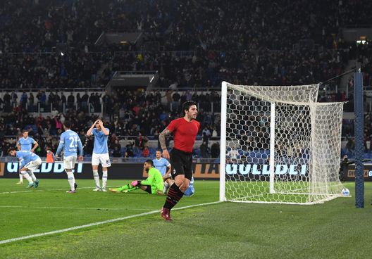 Lazio-Milan 1-2, stagione 2021-2022. Tonali segna all'ultimo respiro e consente al Milan di conquistare i tre punti (getty images) Lazio-Milan 1-2, stagione 2021-2022. Tonali segna all'ultimo respiro e consente al Milan di conquistare i tre punti (getty images)