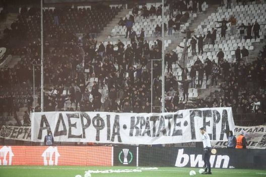 Rivalità a Salonicco no limits: striscione a favore degli imputati Paok per la morte del giovane Alkis- immagine 2