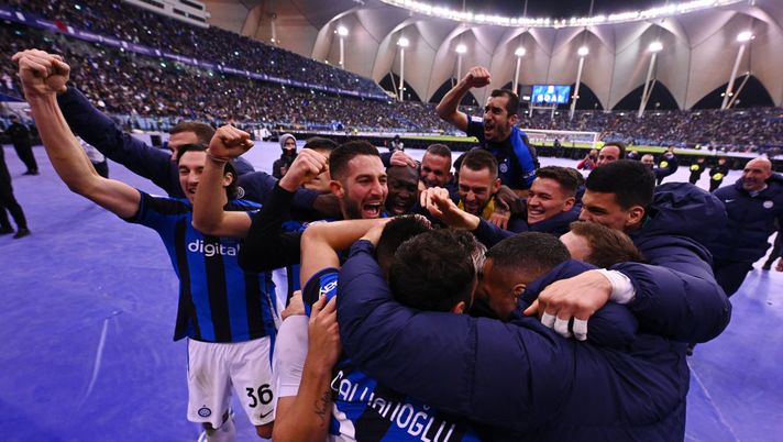 RIYADH, SAUDI ARABIA - JANUARY 18: Lautaro Martinez of FC Internazionale celebrates with teammates after scoring their team's third goal during EA Sports Supercup match between AC Milan and FC Internazionale at King Fahd International Stadium on January 18, 2023 in Riyadh, Saudi Arabia. (Photo by Mattia Ozbot - Inter/Inter via Getty Images) Il derby di Supercoppa fa gioire l’Inter: netto 3-0 a un Milan in crisi - immagine 1