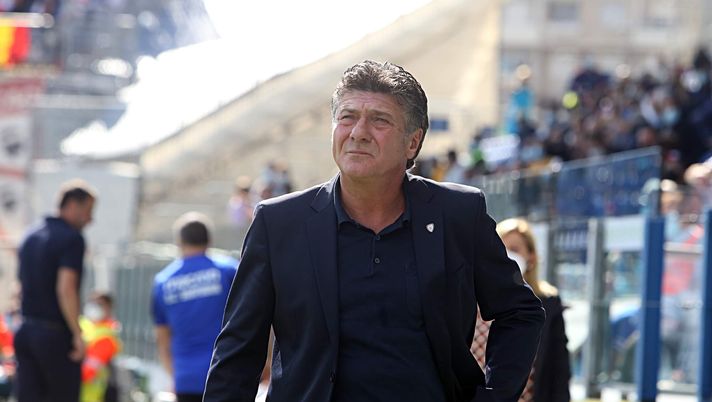 VIDEO Mazzari e la bottiglietta d’acqua: il siparietto durante Cagliari-Samp Mazzarri