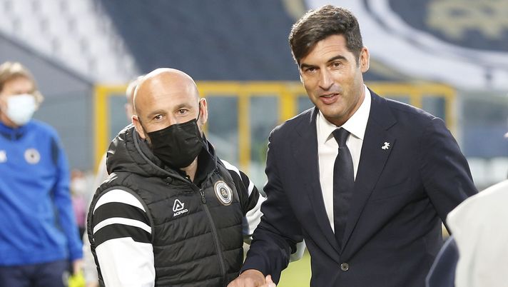 LA SPEZIA, ITALY - MAY 23: Paulo Fonseca manager of AS Roma and Vincenzo Italiano manager of Spezia Calcio (L) during the Serie A match between Spezia Calcio and AS Roma at Stadio Alberto Picco on May 23, 2021 in La Spezia, Italy.  (Photo by Gabriele Maltinti/Getty Images) 