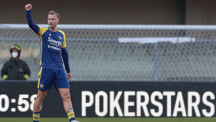 VERONA, ITALY - FEBRUARY 13: Antonin Barak of Hellas Verona celebrates his goal during the Serie A match between Hellas Verona and Udinese Calcio at Stadio Marcantonio Bentegodi on February 13, 2022 in Verona, Italy. (Photo by Emilio Andreoli/Getty Images) Schira: “Barak per la Fiorentina è un affare anche economico. Ecco perché” - immagine 1