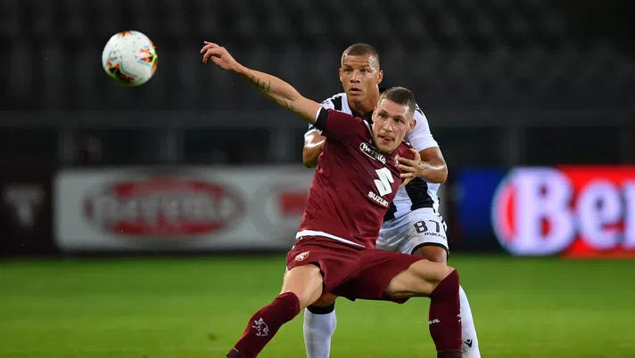 TURIN, ITALY - JUNE 23:  Andrea Belotti (R) of Torino FC is challenged by Sebastien De Maio of Udinese Calcio during the Serie A match between Torino FC and  Udinese Calcio at Stadio Olimpico di Torino on June 23, 2020 in Turin, Italy.  (Photo by Valerio Pennicino/Getty Images)