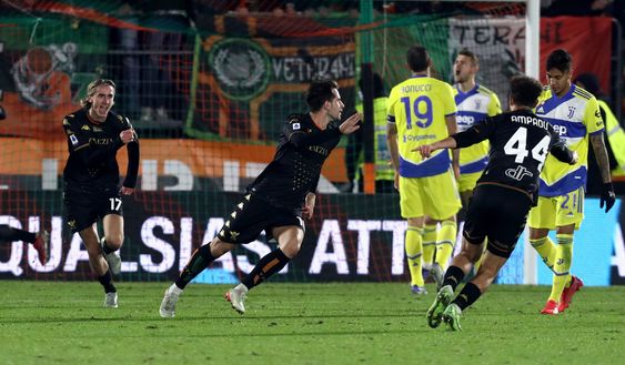 VENICE, ITALY - DECEMBER 11: Mattia Aramu of Venezia celebrates the equalizing goal during the Serie A match between Venezia FC and Juventus at Stadio Pier Luigi Penzo on December 11, 2021 in Venice, Italy. (Photo by Maurizio Lagana/Getty Images) Consigli Fantacalcio, 5 centrocampisti per la 22a giornata: Lazovic per il bis!- immagine 4