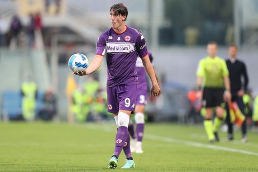 FLORENCE, ITALY - OCTOBER 31: Dusan Vlahovic of ACF Fiorentina reacts during the Serie A match between ACF Fiorentina and Spezia Calcio at Stadio Artemio Franchi on October 31, 2021 in Florence, Italy. (Photo by Gabriele Maltinti/Getty Images) FLORENCE, ITALY - OCTOBER 31: Dusan Vlahovic of ACF Fiorentina reacts during the Serie A match between ACF Fiorentina and Spezia Calcio at Stadio Artemio Franchi on October 31, 2021 in Florence, Italy. (Photo by Gabriele Maltinti/Getty Images)