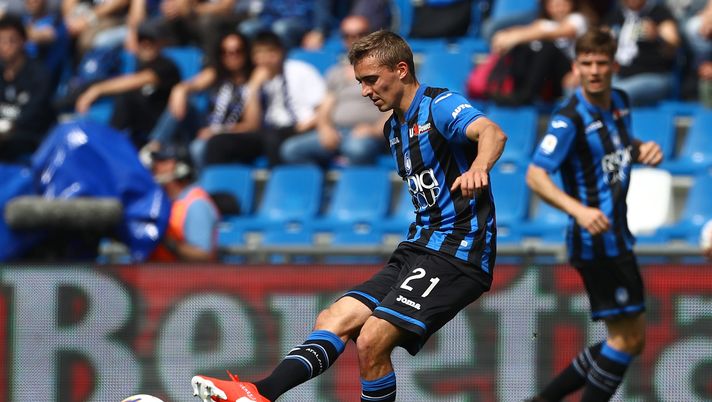 REGGIO NELL'EMILIA, ITALY - MAY 11:  Timothy Castagne of Genoa CFC in action during the Serie A match between Atalanta BC and Genoa CFC at Mapei Stadium - Citta del Tricolore on May 11, 2019 in Bergamo,  (Photo by Marco Luzzani/Getty Images) 