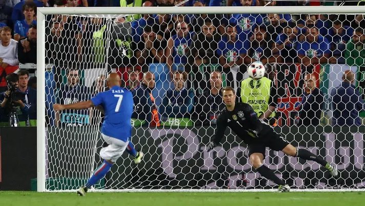 Simone Zaza spedisce in curva, dinanzi Manuel Neuer, il suo calcio di rigore in Germania-Italia ad Euro 2016 (credits: GETTY Images)