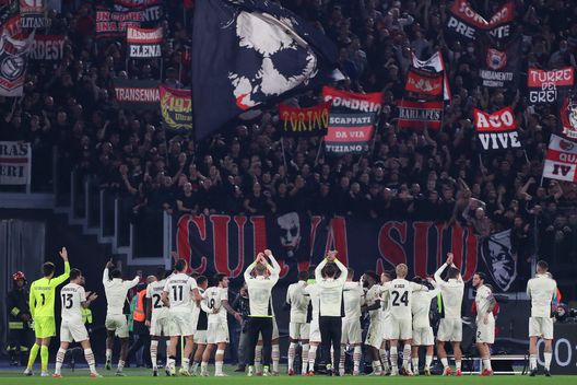 Il Milan ringrazia i suoi tifosi sotto la curva. Il Milan ringrazia i suoi tifosi sotto la curva.