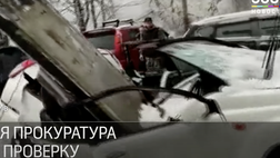 Lastra di cemento cade su auto appena comprata: conducente salvo miracolosamente (video)