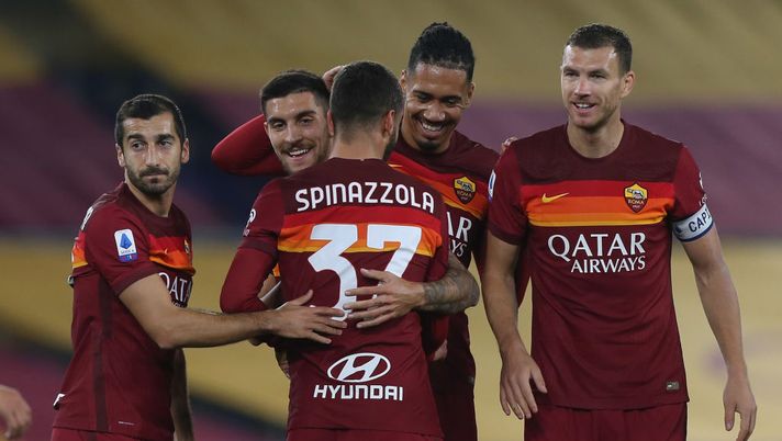 ROME, ITALY - NOVEMBER 01:  Leonardo Spinazzola #37 with his teammates of AS Roma celebrates after scoring the opening goal during the Serie A match between AS Roma and ACF Fiorentina at Stadio Olimpico on November 1, 2020 in Rome, Italy.  (Photo by Paolo Bruno/Getty Images)