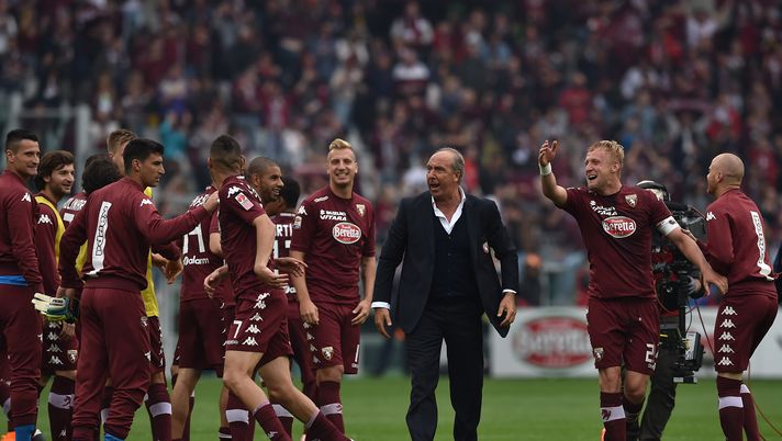 TURIN, ITALY - APRIL 26:  Torino FC head coach Giampiero Ventura (C) with his players celebrates the victory at the end of the Serie A match between Torino FC and Juventus FC at Stadio Olimpico di Torino on April 26, 2015 in Turin, Italy.  (Photo by Valerio Pennicino/Getty Images) 