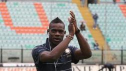 Balotelli si sveglia: prima tripletta col City