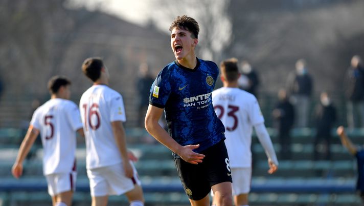 MILAN, ITALY - DECEMBER 22: Cesare Casadei of FC Internazionale celebrates after scoring during the Primavera 1 match between FC Internazionale U19 and Torino FC at Suning Youth Development Centre in memory of Giacinto Facchetti on December 22, 2021 in Milan, Italy. (Photo by Mattia Pistoia - Inter/Inter via Getty Images) Torino, ecco chi è Casadei: fisico e vizio del gol per il gioiellino dell’Inter - immagine 1