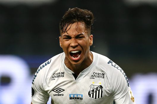  PORTO ALEGRE, BRAZIL - DECEMBER 09: Kaio Jorge of Santos celebrates after scoring the first goal of his team during a first leg match between Gremio and Santos as part of Copa CONMEBOL Libertadores 2020 quarter finals at Arena do Gremio on December 09, 2020 in Porto Alegre, Brazil. (Photo by Diego Vara - Pool/Getty Images) 