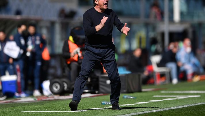 TURIN, ITALY - FEBRUARY 27: Cagliari Calcio head coach Walter Mazzarri shouts to his players during the Serie A match between Torino FC and Cagliari Calcio at Stadio Olimpico di Torino on February 27, 2022 in Turin, Italy. (Photo by Valerio Pennicino/Getty Images) Incredibile Mazzarri: potrebbe allenare un viola in nazionale - immagine 1