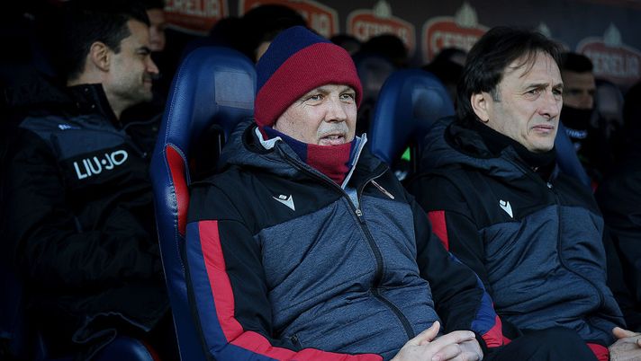 BOLOGNA, ITALY - JANUARY 06: Sinisa Mihajlovic hed coach of Bologna FC looks on prior the beginning of the Serie A match between Bologna FC and ACF Fiorentina at Stadio Renato Dall'Ara on January 06, 2020 in Bologna, Italy. (Photo by Mario Carlini / Iguana Press/Getty Images) BOLOGNA, ITALY - JANUARY 06: Sinisa Mihajlovic hed coach of Bologna FC looks on prior the beginning of the Serie A match between Bologna FC and ACF Fiorentina at Stadio Renato Dall'Ara on January 06, 2020 in Bologna, Italy. (Photo by Mario Carlini / Iguana Press/Getty Images)