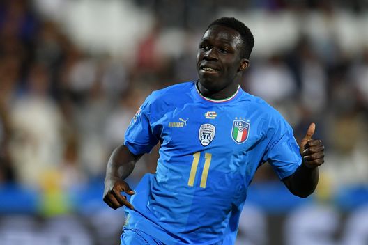 CESENA, ITALY - JUNE 07: Degnand Wilfried Gnonto of Italy looks on during the UEFA Nations League League A Group 3 match between Italy and Hungary on June 07, 2022 in Cesena, Italy. (Photo by Claudio Villa/Getty Images) Gnonto, futuro in Serie A? Un’italiana in pole per l’esterno- immagine 2