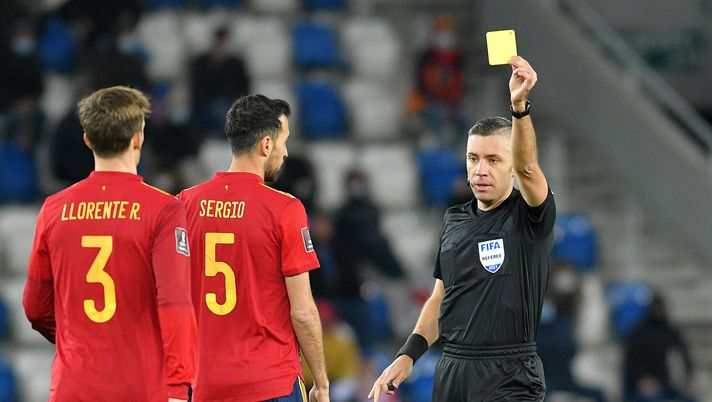 TBILISI, GEORGIA - MARCH 28: Diego Llorente of Spain is shown a yellow card by Match Referee, Radu Marian Petrescu during the FIFA World Cup 2022 Qatar qualifying match between Georgia and Spain at the Boris Paichadze Dinamo Arena on March 28, 2021 in Tbilisi, Georgia. 30% of the stadium capacity have been allowed into the match as a Covid-19 precaution. (Photo by Levan Verdzeuli/Getty Images) La moViola: Petrescu, quanti errori di valutazione - immagine 1