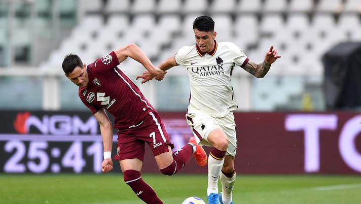 TURIN, ITALY - APRIL 18: Roger Ibanez of Roma and Sasa Lukic of Torino F.C. battle for the ball during the Serie A match between Torino FC and AS Roma at Stadio Olimpico di Torino on April 18, 2021 in Turin, Italy. Sporting stadiums around Italy remain under strict restrictions due to the Coronavirus Pandemic as Government social distancing laws prohibit fans inside venues resulting in games being played behind closed doors. (Photo by Valerio Pennicino/Getty Images) TURIN, ITALY - APRIL 18: Roger Ibanez of Roma and Sasa Lukic of Torino F.C. battle for the ball during the Serie A match between Torino FC and AS Roma at Stadio Olimpico di Torino on April 18, 2021 in Turin, Italy. Sporting stadiums around Italy remain under strict restrictions due to the Coronavirus Pandemic as Government social distancing laws prohibit fans inside venues resulting in games being played behind closed doors. (Photo by Valerio Pennicino/Getty Images)