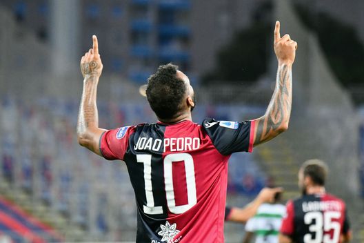 CAGLIARI, ITALY - JULY 18: Joao Pedro of Cagliari celebrates his goal 1-1 during the Serie A match between Cagliari Calcio and US Sassuolo at Sardegna Arena on July 18, 2020 in Cagliari, Italy. (Photo by Enrico Locci/Getty Images) Calciomercato Torino, il ds del Cagliari: “Joao Pedro via, non può stare in B”- immagine 3