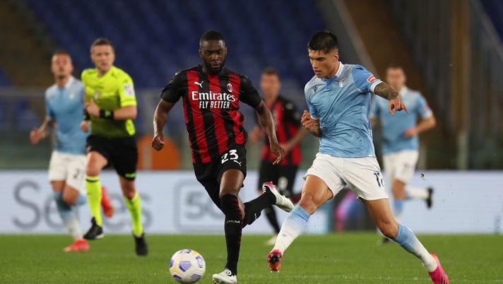 ROME, ITALY - APRIL 26: Joaquon Correa of SS Lazio passing the ball past Fikayo Tomori of A.C. Milan during the Serie A match between SS Lazio and AC Milan at Stadio Olimpico on April 26, 2021 in Rome, Italy. Sporting stadiums around Italy remain under strict restrictions due to the Coronavirus Pandemic as Government social distancing laws prohibit fans inside venues resulting in games being played behind closed doors. (Photo by Paolo Bruno/Getty Images) ROME, ITALY - APRIL 26: Joaquon Correa of SS Lazio passing the ball past Fikayo Tomori of A.C. Milan during the Serie A match between SS Lazio and AC Milan at Stadio Olimpico on April 26, 2021 in Rome, Italy. Sporting stadiums around Italy remain under strict restrictions due to the Coronavirus Pandemic as Government social distancing laws prohibit fans inside venues resulting in games being played behind closed doors. (Photo by Paolo Bruno/Getty Images)