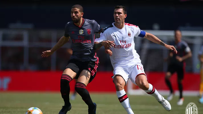 Adel Taarabt ed Alessio Romagnoli in Milan-Benfica (credits: acmilan.com)