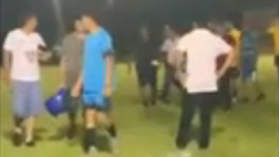 Video – I tifosi lo contestano, l’arbitro tira fuori una pistola