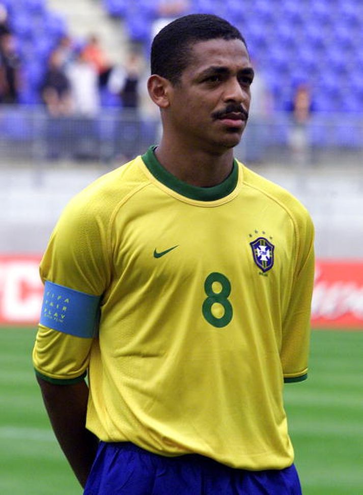 KASHIMA, JAPAN: Portrait of Brazilian midfielder Vampeta taken 31 May 2001 in Kashima before the start of the Confederations' Cup Korea/Japan soccer match between Cameroon and Brazil. AFP PHOTO KAZUHIRO NOGI (Photo credit should read KAZUHIRO NOGI/AFP/Getty Images) Campione con il Brasile e passato nell’Inter: oggi il brasiliano Vampeta vive con 600€.- immagine 2