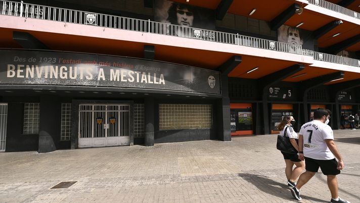 VALENCIA, SPAIN - MAY 16: A general view outside the stadium as fans arrive prior to the La Liga Santander match between Valencia CF and SD Eibar at Estadio Mestalla on May 16, 2021 in Valencia, Spain. Valencia CF will host 5,000 fans in the stadium for the first time in over a year as the Spanish government allows teams in regions with low incidence rates to welcome back fans. (Photo by Aitor Alcalde/Getty Images) VALENCIA, SPAIN - MAY 16: A general view outside the stadium as fans arrive prior to the La Liga Santander match between Valencia CF and SD Eibar at Estadio Mestalla on May 16, 2021 in Valencia, Spain. Valencia CF will host 5,000 fans in the stadium for the first time in over a year as the Spanish government allows teams in regions with low incidence rates to welcome back fans. (Photo by Aitor Alcalde/Getty Images)