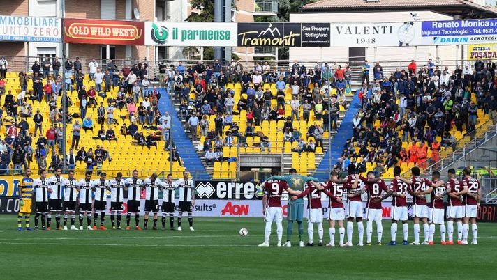 Parma-Torino, le due squadre nel minuto di raccoglimento prima del match 