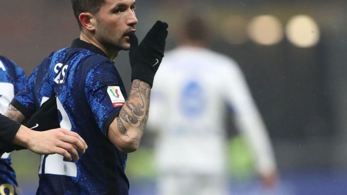 MILAN, ITALY - JANUARY 19: Stefano Sensi of FC Internazionale celebrates his goal during the Coppa Italia match between FC Internazionale and Empoli FC at Stadio Giuseppe Meazza on January 19, 2022 in Milan, Italy. (Photo by Marco Luzzani/Getty Images) Sky: “Affare Sensi, cosa è davvero successo in queste ore: la Samp ci crede ancora” - immagine 1