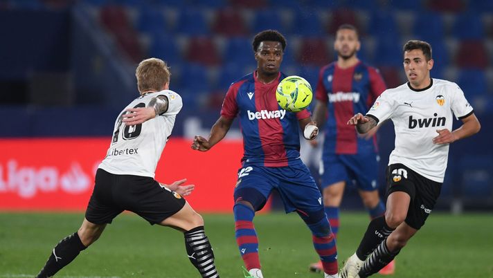 VALENCIA, SPAIN - MARCH 12: Mickael Malsa of Levante takes on Daniel Wass of Valencia and Christian Oliva of Valencia during the La Liga Santander match between Levante UD and Valencia CF at Ciutat de Valencia Stadium on March 12, 2021 in Valencia, Spain. Sporting stadiums around Spain remain under strict restrictions due to the Coronavirus Pandemic as Government social distancing laws prohibit fans inside venues resulting in games being played behind closed doors. (Photo by Alex Caparros/Getty Images) VALENCIA, SPAIN - MARCH 12: Mickael Malsa of Levante takes on Daniel Wass of Valencia and Christian Oliva of Valencia during the La Liga Santander match between Levante UD and Valencia CF at Ciutat de Valencia Stadium on March 12, 2021 in Valencia, Spain. Sporting stadiums around Spain remain under strict restrictions due to the Coronavirus Pandemic as Government social distancing laws prohibit fans inside venues resulting in games being played behind closed doors. (Photo by Alex Caparros/Getty Images)