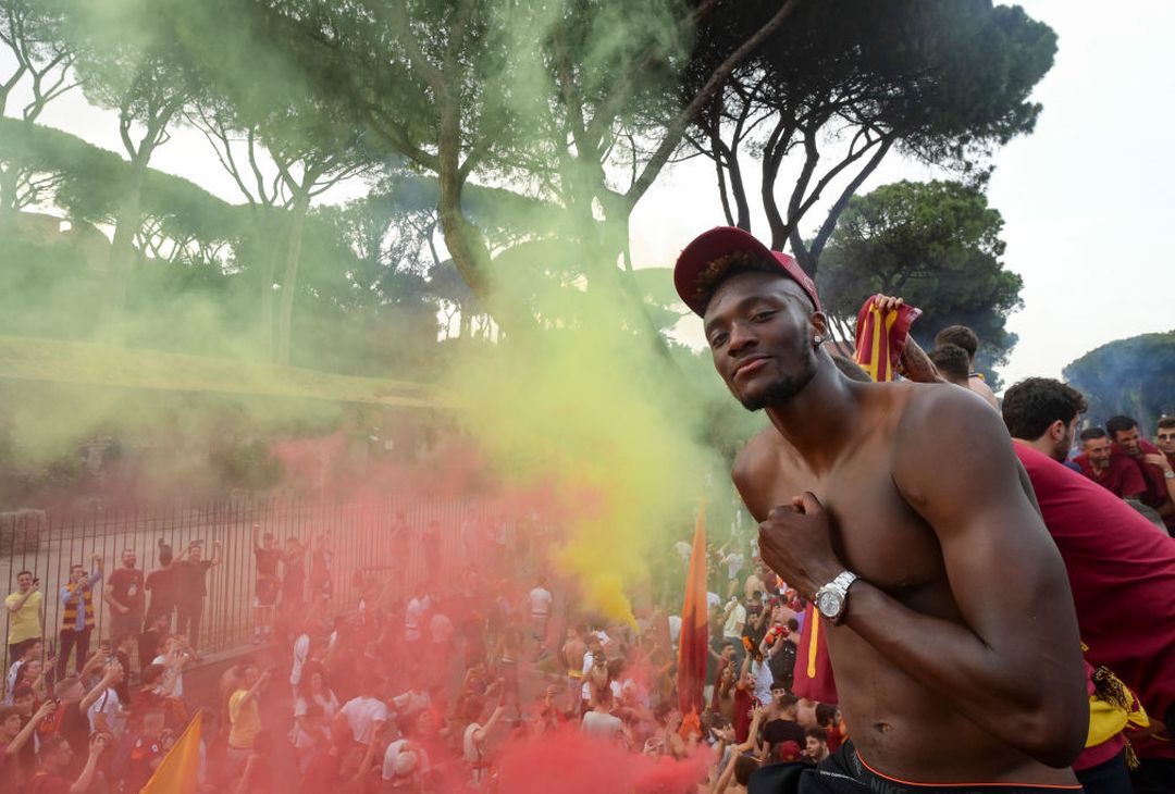 Roma, il popolo giallorosso in festa visto dal pullman della squadra – FOTO GALLERY - immagine 77