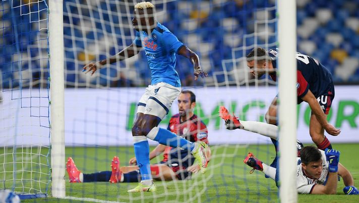 NAPLES, ITALY - SEPTEMBER 26: Victor Osimhen of SSC Napoli scores the 1-0 goal during the Serie A match between SSC Napoli and Cagliari Calcio at Stadio Diego Armando Maradona on September 26, 2021 in Naples, Italy. (Photo by Francesco Pecoraro/Getty Images) 