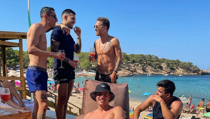 Papu Gomez in vacanza con i compagni dell&#8217;Argentina: insieme al mare dopo il trionfo 