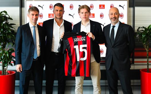  Hauge con Massara, Maldini e Gazidis (credits: acmilan.com) 