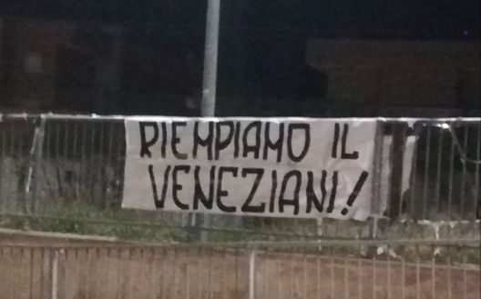 Striscioni in città per il derby Monopoli-Bari Striscioni in città per il derby Monopoli-Bari