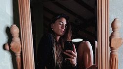 SOCIAL / Carolina Marcialis, scatto serale con citazione: “Quando il giorno diventa notte…”