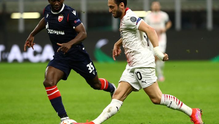 Hakan Calhanoglu dell'A.C. Milan in azione contro la Stella Rossa in Europa League (Getty Images) 