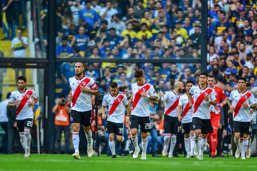BUENOS AIRES, ARGENTINA - NOVEMBER 11: Jonatan Maidana of River Plate and teammates walk onto the field during the first leg match between Boca Juniors and River Plate as part of the Finals of Copa CONMEBOL Libertadores 2018 at Estadio Alberto J. Armando on November 10, 2018 in Buenos Aires, Argentina. The match was due to be played on November 10th and was rescheduled due to heavy storms in Buenos Aires. (Photo by Amilcar Orfali/Getty Images) BUENOS AIRES, ARGENTINA - NOVEMBER 11: Jonatan Maidana of River Plate and teammates walk onto the field during the first leg match between Boca Juniors and River Plate as part of the Finals of Copa CONMEBOL Libertadores 2018 at Estadio Alberto J. Armando on November 10, 2018 in Buenos Aires, Argentina. The match was due to be played on November 10th and was rescheduled due to heavy storms in Buenos Aires. (Photo by Amilcar Orfali/Getty Images)