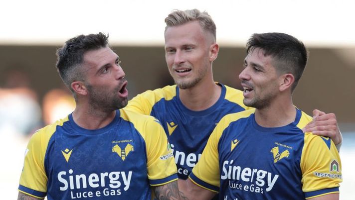 VERONA, ITALY - OCTOBER 03: Daniel Bessa of Hellas Verona celebrates his goal with his team-mates Giovanni Simeone and Antonin Barak during the Serie A match between Hellas Verona FC v Spezia Calcio at Stadio Marcantonio Bentegodi on October 03, 2021 in Verona, Italy. (Photo by Emilio Andreoli/Getty Images) Cioffi: “Barak aveva un problema, dove giocherà! Marì, Lasagna, Simeone, Tameze, Ilic…” - immagine 1