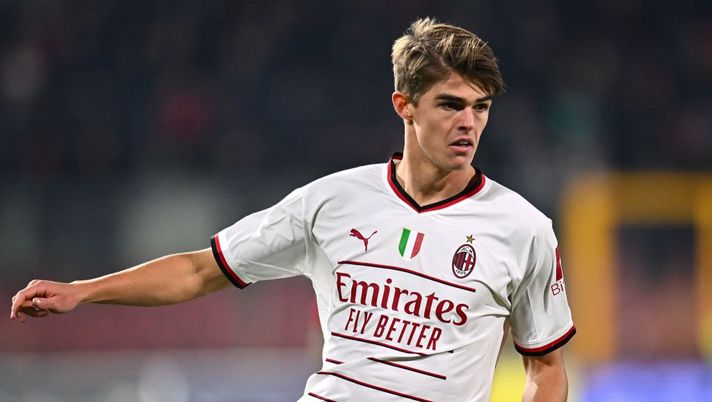 CREMONA, ITALY - NOVEMBER 08: Charles De Ketelaere of AC Milan looks on during the Serie A match between US Cremonese and AC Milan at Stadio Giovanni Zini on November 08, 2022 in Cremona, Italy. (Photo by Alessandro Sabattini/Getty Images) Leao squalificato, chi gioca? Gazzetta: “Le tre soluzioni a disposizione di Pioli” - immagine 1