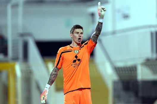  LA SPEZIA, ITALY - AUGUST 11: Adrian Semper of Chievo Verona gestures during the Serie B Playoffs match between ASC Spezia and Chievo Verona at Stadio Alberto Picco on August 11, 2020 in La Spezia, Italy. (Photo by Gabriele Maltinti/Getty Images for Lega Serie B) 
